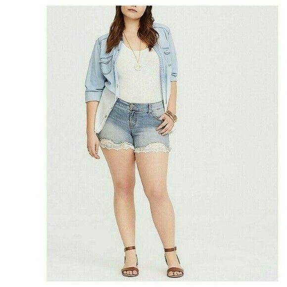 Torrid Women's Shorts Light Wash Crochet Lace Size 16 NWT (FF-2) - Picture 2 of 3